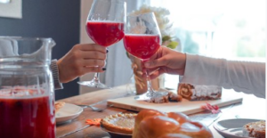 People clinking glasses at a dinner.