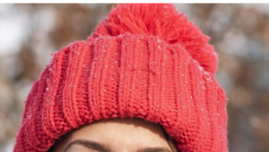 A red wollen tuque (hat).